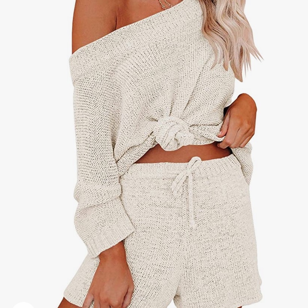 Cute knit lounge  set! Shorts and top.